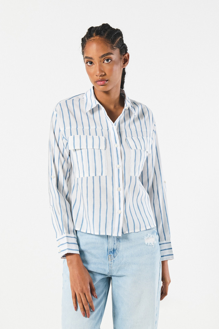 Blusa unicolor crop con diseños estampados y manga larga