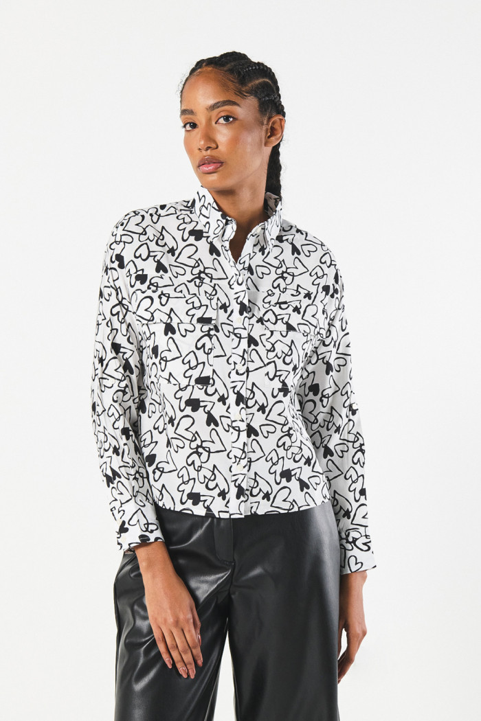 Blusa unicolor crop con diseños estampados y manga larga