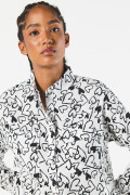 Blusa unicolor crop con diseños estampados y manga larga