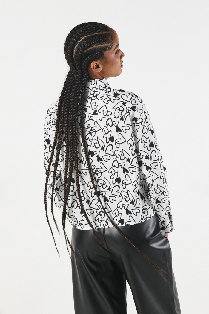 Blusa unicolor crop con diseños estampados y manga larga