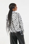 Blusa unicolor crop con diseños estampados y manga larga