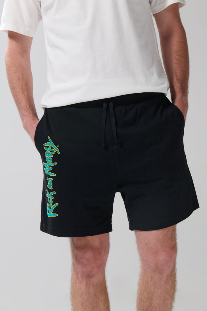 Bermuda negra con diseño de Rick and Morty y bolsillos