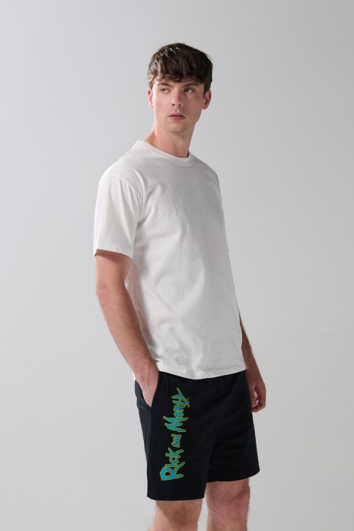 Bermuda negra con diseño de Rick and Morty y bolsillos