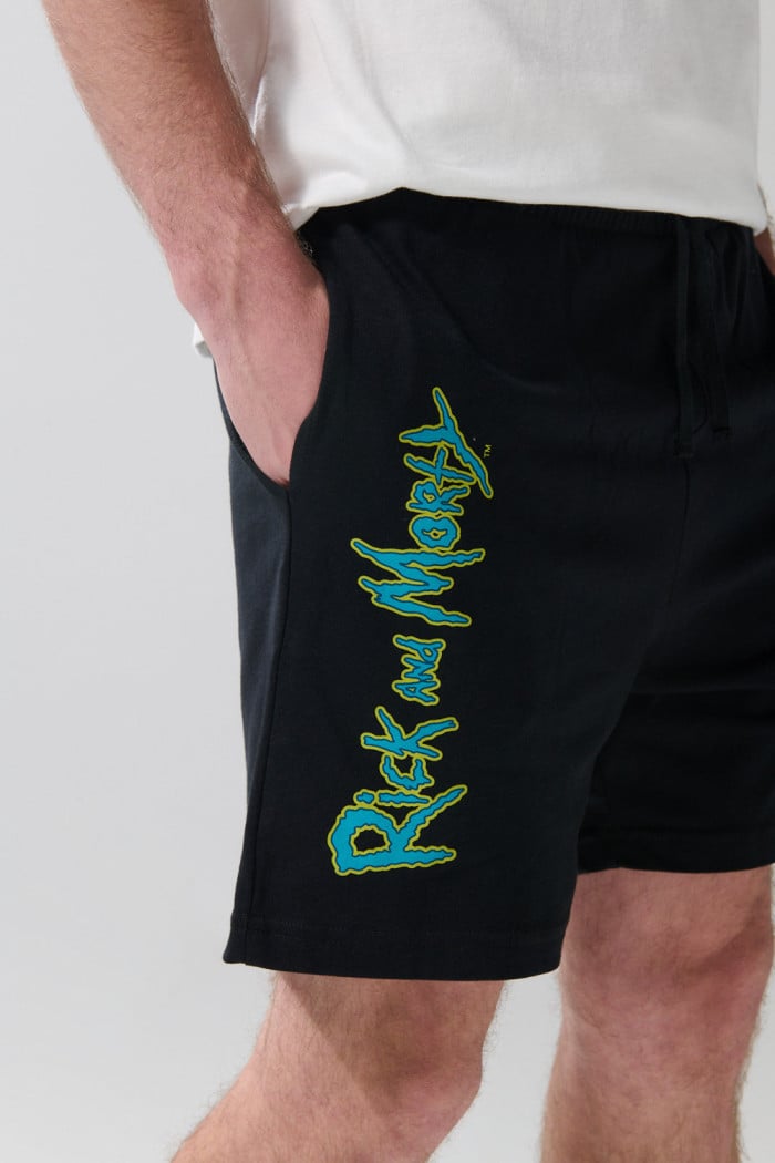 Bermuda negra con diseño de Rick and Morty y bolsillos