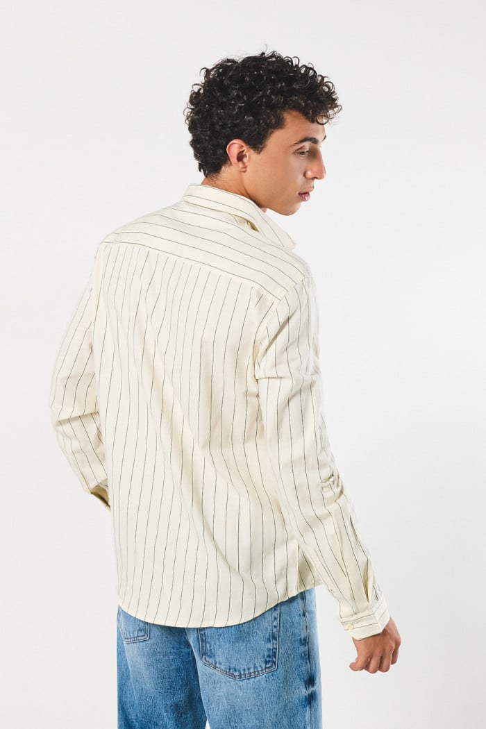 Camisa a rayas manga larga unicolor con bolsillo