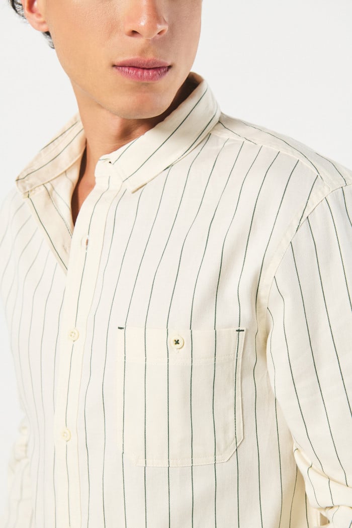 Camisa a rayas manga larga unicolor con bolsillo