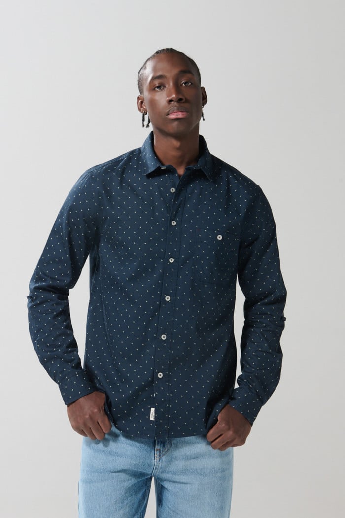 Camisa azul oscura estampada con manga larga