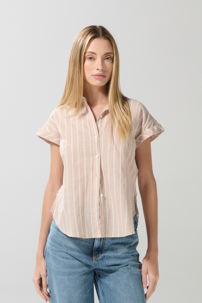 Blusa unicolor manga corta con botones y hombro rodado