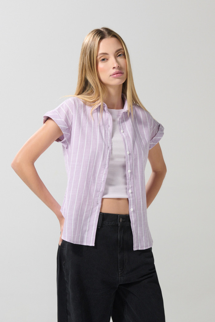 Blusa unicolor manga corta con botones y hombro rodado