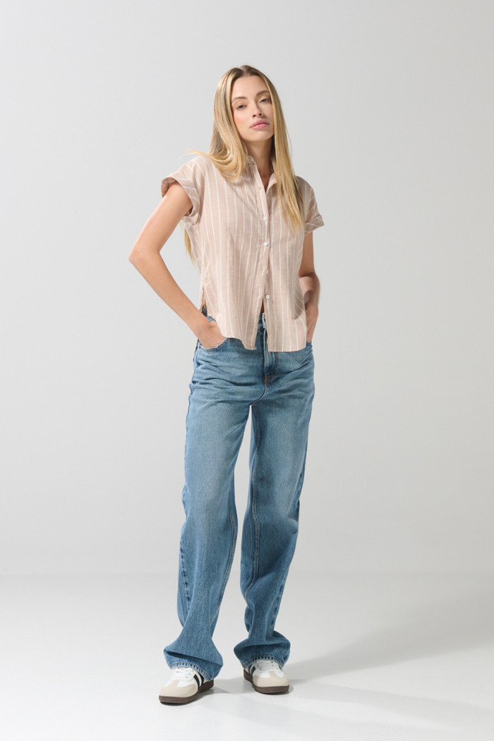 Blusa unicolor manga corta con botones y hombro rodado