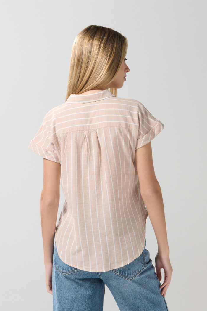 Blusa unicolor manga corta con botones y hombro rodado