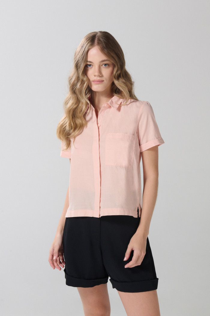 Blusa unicolor en algodón manga corta con bolsillo