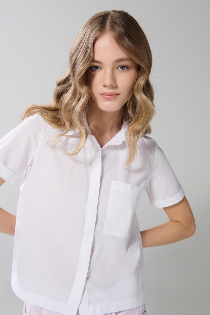 Blusa unicolor en algodón manga corta con bolsillo
