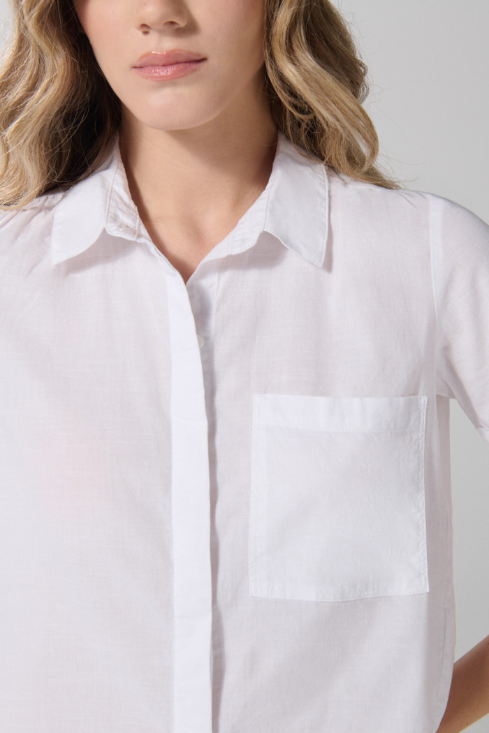 Blusa unicolor en algodón manga corta con bolsillo