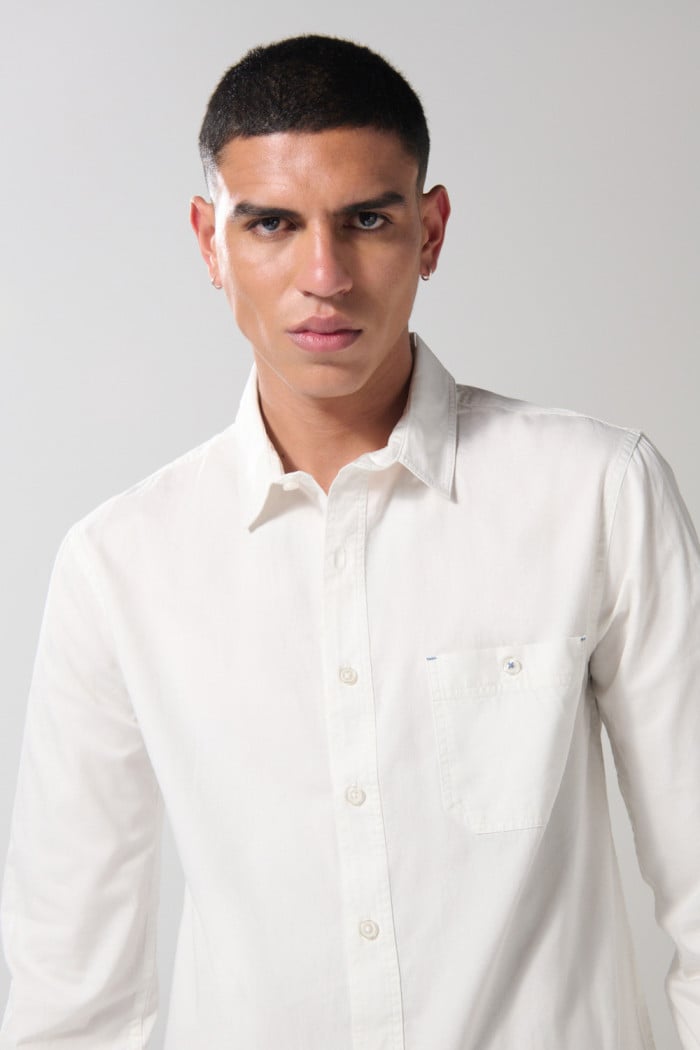 Camisa en algodón unicolor cuello sport collar con bolsillo