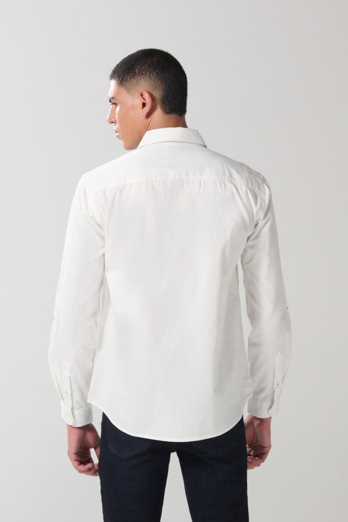 Camisa en algodón unicolor cuello sport collar con bolsillo