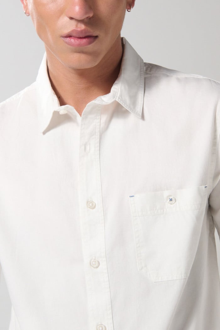Camisa en algodón unicolor cuello sport collar con bolsillo