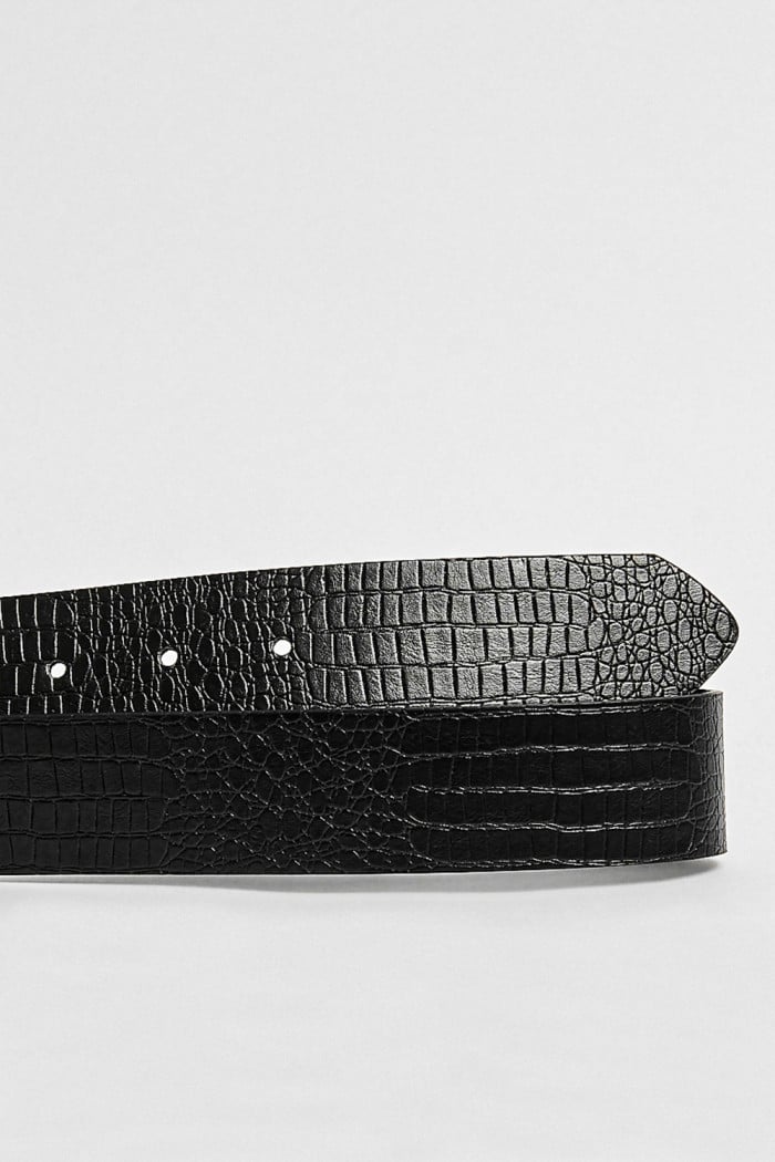 Cinturón negro con hebilla metálica y texturas tipo reptil
