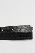 Cinturón negro con hebilla metálica y texturas tipo reptil