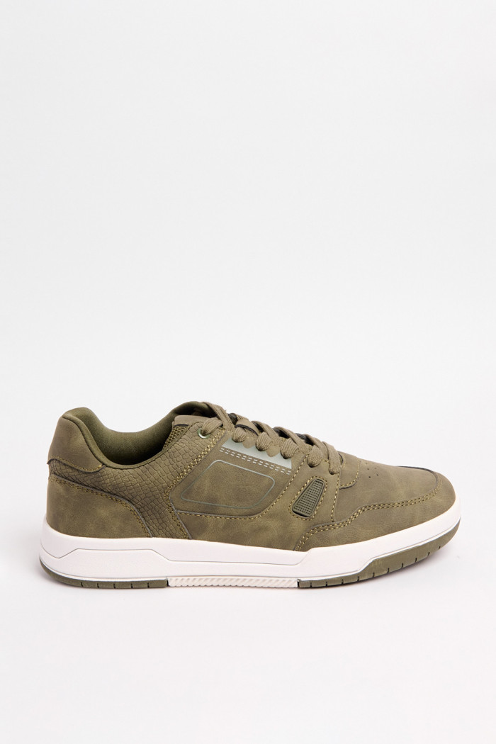 Tenis casuales verdes oscuros con perforaciones