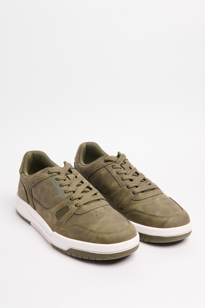 Tenis casuales verdes oscuros con perforaciones