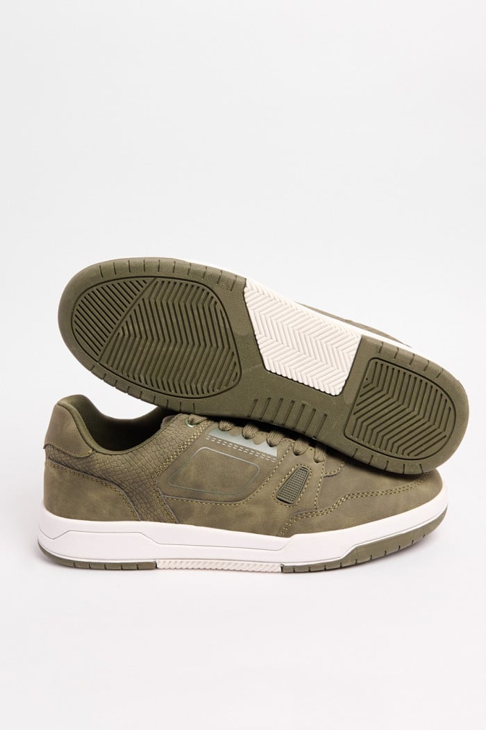 Tenis casuales verdes oscuros con perforaciones