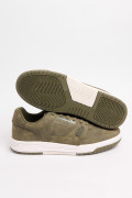 Tenis casuales verdes oscuros con perforaciones