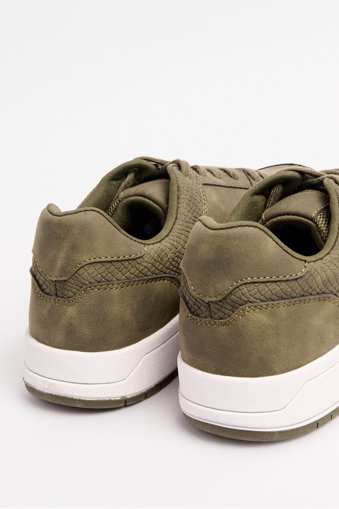 Tenis casuales verdes oscuros con perforaciones