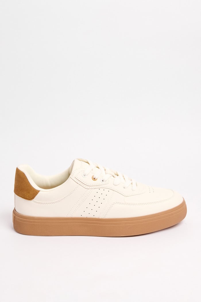 Tenis casuales cremas con suelas planas y perforaciones