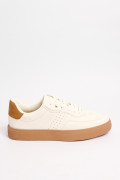 Tenis casuales cremas con suelas planas y perforaciones