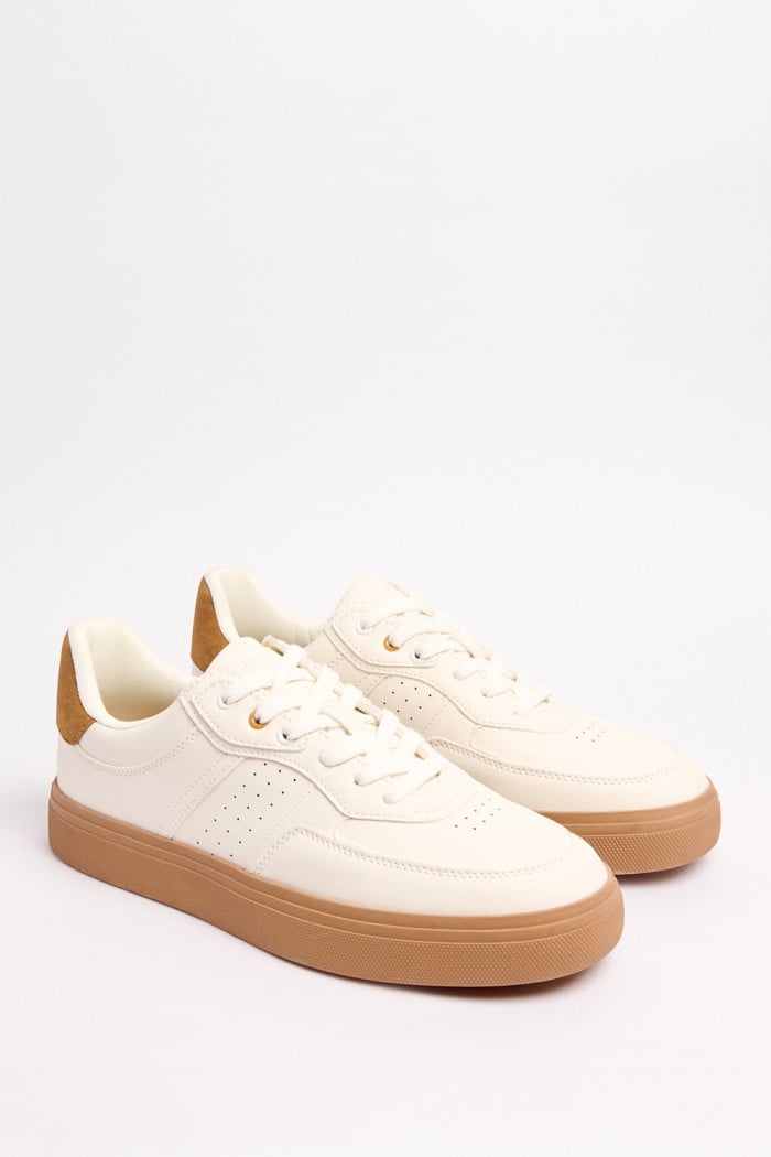 Tenis casuales cremas con suelas planas y perforaciones