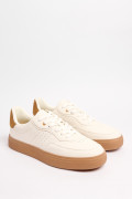 Tenis casuales cremas con suelas planas y perforaciones