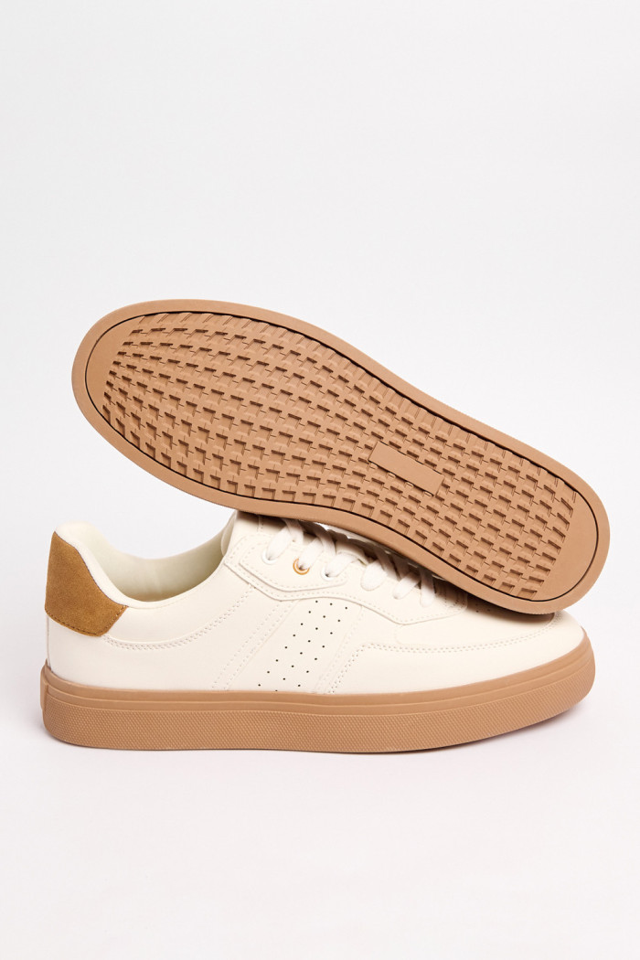 Tenis casuales cremas con suelas planas y perforaciones