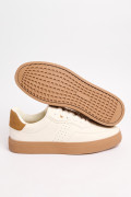Tenis casuales cremas con suelas planas y perforaciones