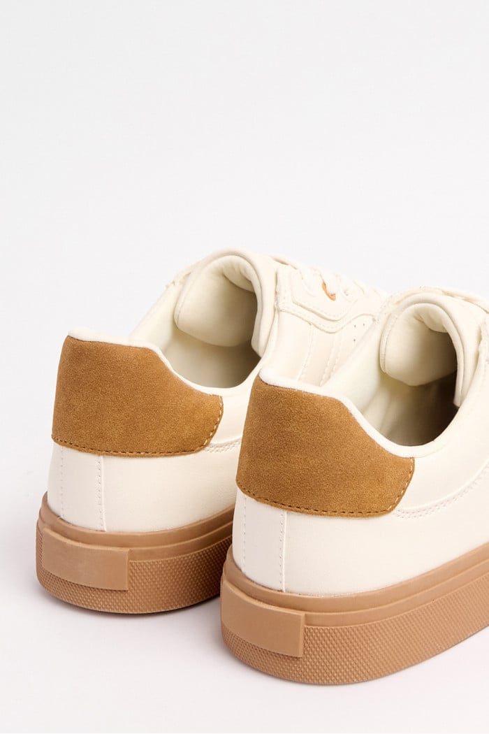 Tenis casuales cremas con suelas planas y perforaciones