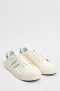 Tenis blancos casuales con contrastes azules y cordones