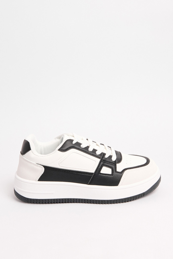 Tenis blancos casuales con contrastes negros localizados