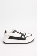 Tenis blancos casuales con contrastes negros localizados