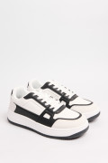 Tenis blancos casuales con contrastes negros localizados