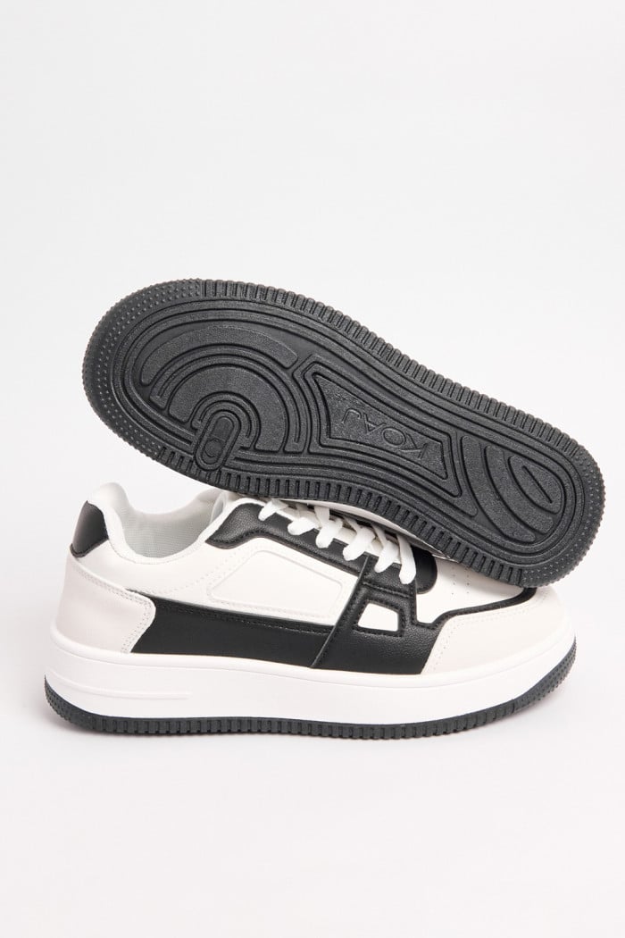 Tenis blancos casuales con contrastes negros localizados