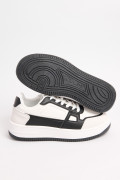 Tenis blancos casuales con contrastes negros localizados