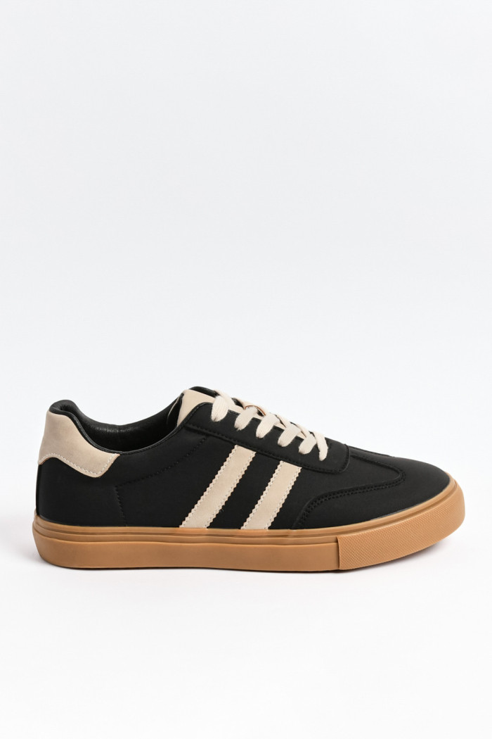 Tenis casuales unicolores con cortes delanteros y contrastes