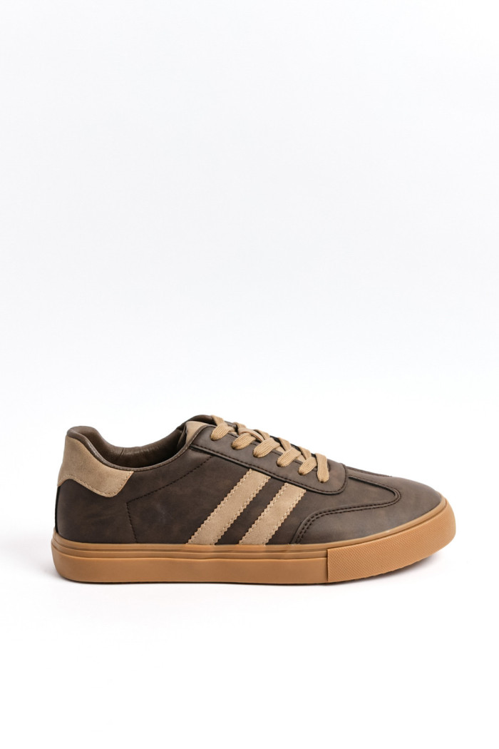 Tenis casuales unicolores con cortes delanteros y contrastes