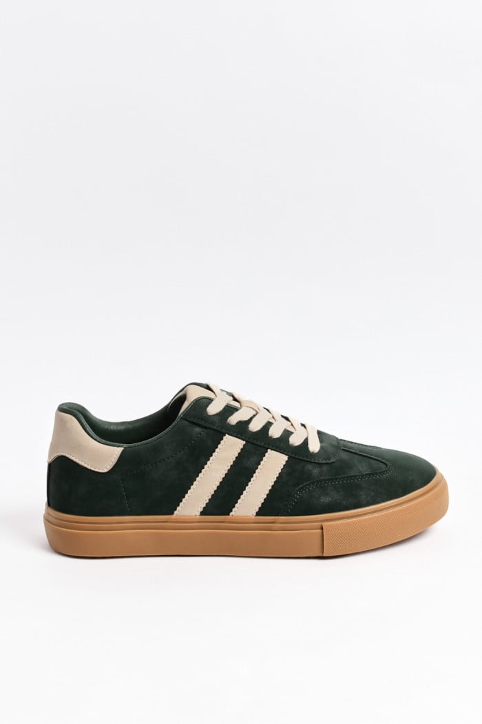 Tenis casuales unicolores con cortes delanteros y contrastes