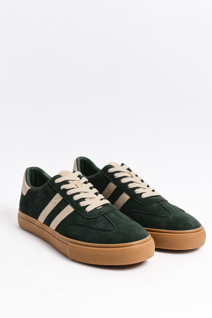 Tenis casuales unicolores con cortes delanteros y contrastes
