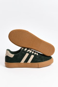 Tenis casuales unicolores con cortes delanteros y contrastes