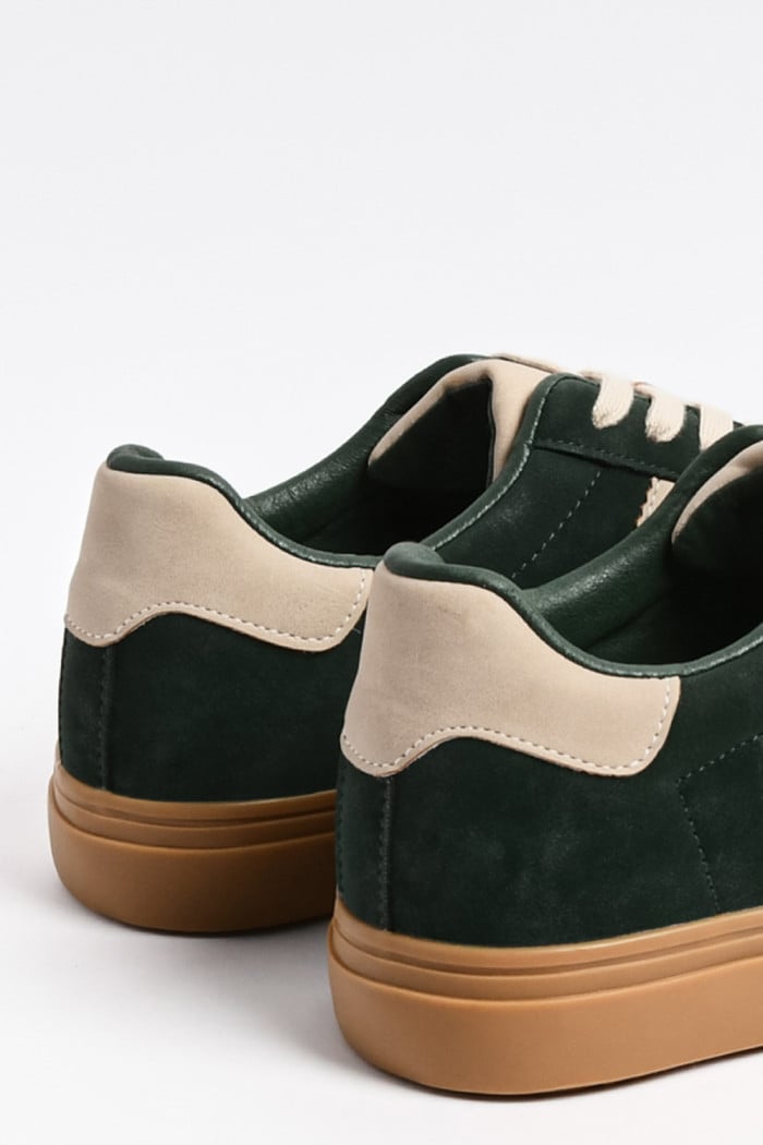 Tenis casuales unicolores con cortes delanteros y contrastes
