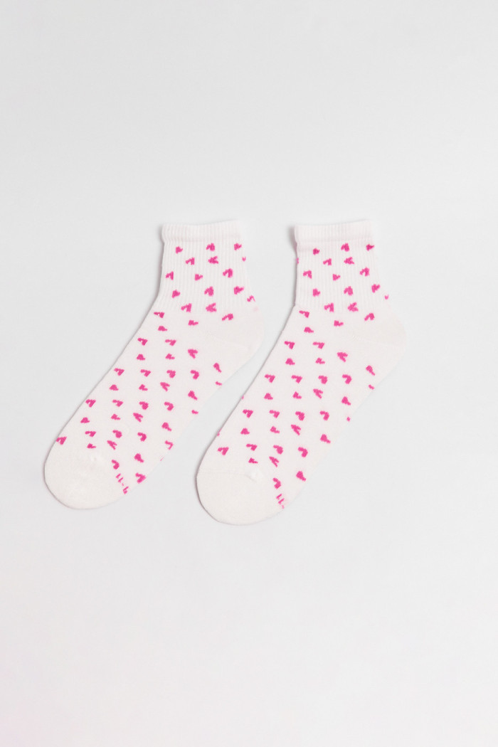 Medias cremas claras cortas con diseños de corazones