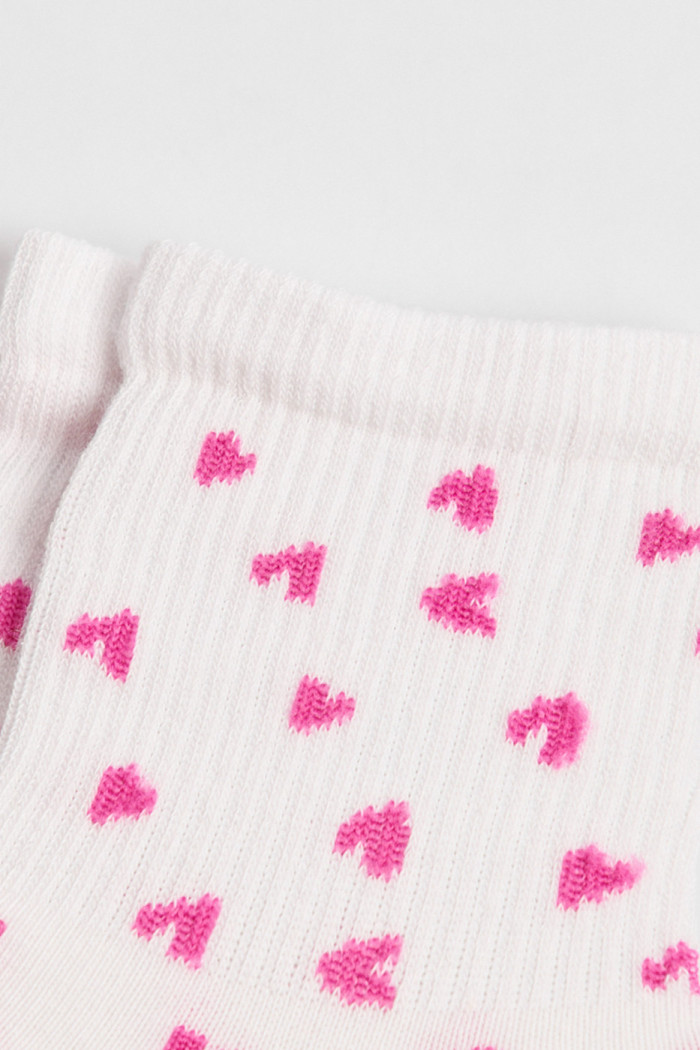 Medias cremas claras cortas con diseños de corazones