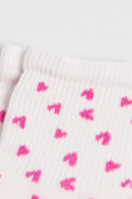 Medias cremas claras cortas con diseños de corazones